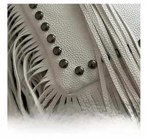 Detalle de textura de cuero lichi blanco con borlas largas y detalles de remaches