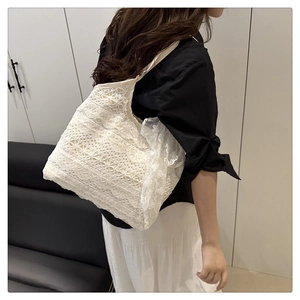 Détail du sac cabas en dentelle blanche avec texture crochetée et grande capacité de rangement