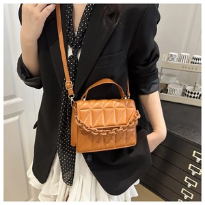 Sac à bandoulière matelassé caramel de style français avec chaîne en acrylique