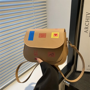 Borsa a tracolla quadrata kaki alla moda con toppe a forma di francobollo colorate