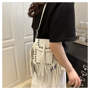 Bolso bandolera de cuero litchi blanco con remaches de bronce vintage y detalles de flecos