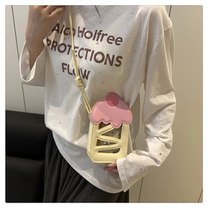 Détail d'un mini sac bandoulière créatif en forme de glace en crème et rose sur modèle