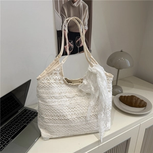 Sac fourre-tout élégant en dentelle blanche pour vacances avec broderie florale et ruban