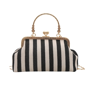 Sac à main chic à rayures noir et blanc avec fermoir à baisers doré et chaîne