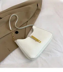Dettaglio della borsa hobo in pelle PU bianca con catena dorata e chiusura in metallo
