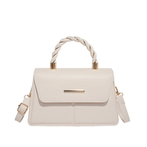 Borsa a tracolla beige minimalista con dettagli dorati e manico intrecciato su bianco