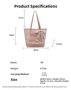 Détail du sac cabas en PU rose avec texture nœud et foulard en soie sur la poignée