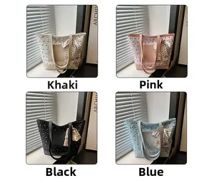 Gros plan de quatre cabas élégants avec des détails de poignées en foulard de soie