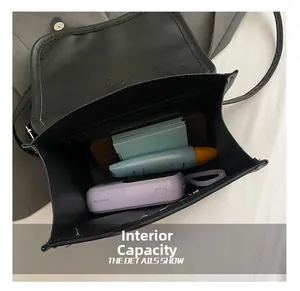 Innenansicht mit großem Stauraum und organisierter Aufteilung dieses schwarzen Rucksacks
