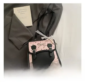 Detailansicht der rosa Herzmustertasche mit Spitze, Perlen und silbernem Bogenakzent