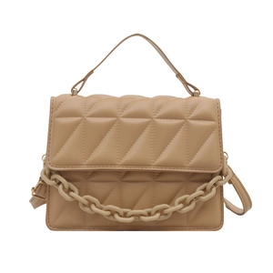Sac bandoulière matelassé beige chic avec motif géométrique et détail de chaîne épaisse