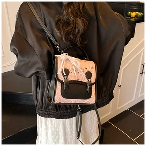 Détail du sac à dos rose à motifs nœuds avec dentelle et poignée en perles élégante