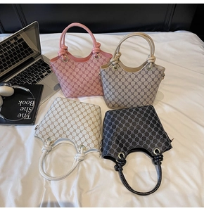 Vue détaillée des sacs seaux rétro avec motif triomphe et design de poignée nouée