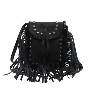 Bolso bandolera negro con flecos y remaches metálicos de estilo bohemio para mujer