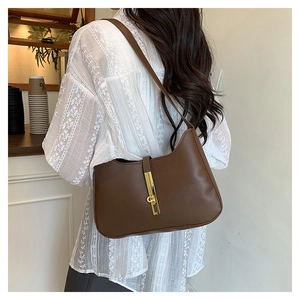 Borsa hobo in pelle testa di moro con fibbia in metallo dorato portata a spalla