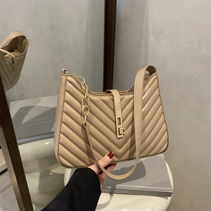 Quilted beige shoulder bag with V-pattern leather and elegant golden chain strap
