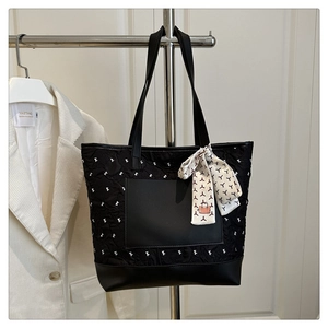 Détail du grand sac cabas noir brodé avec poche frontale et foulard en soie élégant