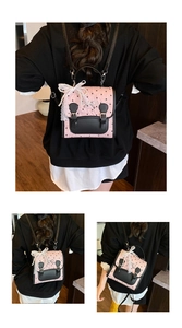 Détail du sac à dos en cuir rose à motifs cœurs avec nœud en dentelle et perles