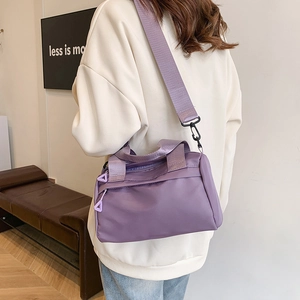 Sac cylindrique en nylon lilas à bandoulière large au design minimaliste moderne