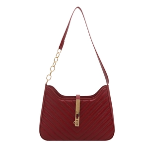Sac à bandoulière en cuir rouge avec matelassage en V et détails dorés chics