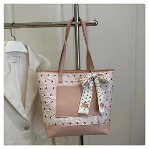 Vue détaillée du sac cabas rose avec foulard décoratif et texture plissée élégante