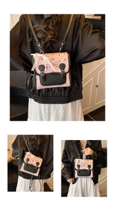 Sac à dos rose et noir avec perles et nœud présenté en trois styles de portage polyvalents