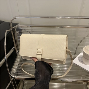 Minimalistische beige strukturierte Umhängetasche mit passender Schnalle und Schultergurt