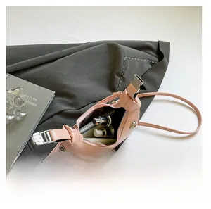 Rosa Lederhandtasche mit Nieten und geräumigem Innenfach für wichtige Alltagsgegenstände