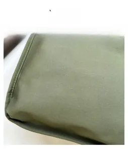 Detailansicht der olivgrünen Kuriertasche mit sauberen Nähten und Stoffstruktur