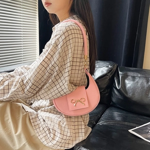 Borsa a mezzaluna rosa con fibbia a fiocco dorata e trama in pelle litchi da donna