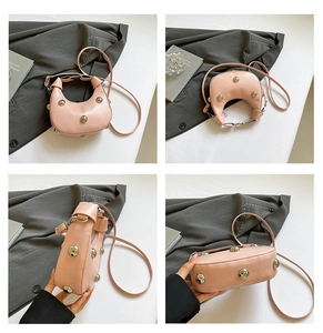 Mehrere Ansichten einer rosa Hobo-Tasche mit großen Silbernieten und Knotendetails