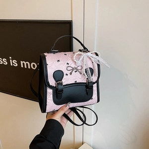 Sac à dos patchwork rose et noir avec nœud en dentelle et chaîne de perles chic