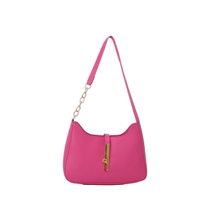 Borsa a spalla a mezzaluna magenta con chiusura dorata e dettaglio tracolla a catena