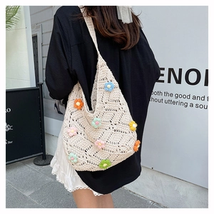 Détail du sac en crochet avec fleurs 3D multicolores et tissage ajouré en losange