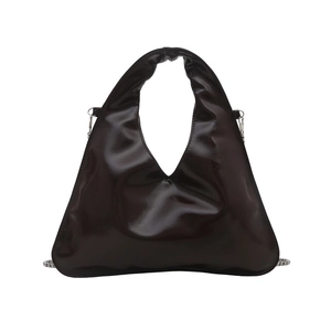 Glänzende dunkelbraune Handtasche in Dreiecksform mit Griff und Metall-Schulterkette