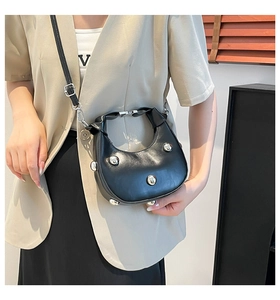 Detailansicht der schwarzen matten Hobo-Tasche mit stylischen silbernen Nieten und Riemen