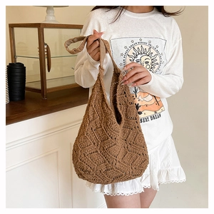 Détail du sac cabas en tricot marron fait main montrant le tissage texturé en losanges
