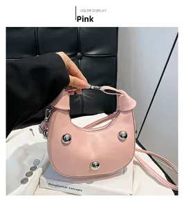 Detailansicht der rosa Leder-Halbmondtasche mit silbernen Metallnieten und Reißverschluss