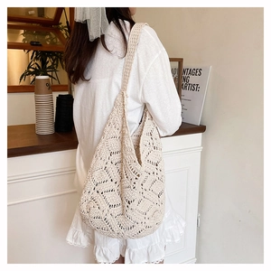 Détail du sac à bandoulière en crochet crème fait main avec motifs géométriques ajourés