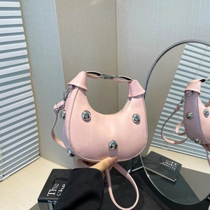 Rosafarbene Halbmond-Handtasche mit silbernen Nieten und verstellbarem Schultergurt