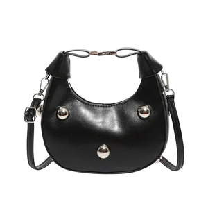 Borsa hobo nera a mezzaluna con borchie argentate e tracolla regolabile alla moda