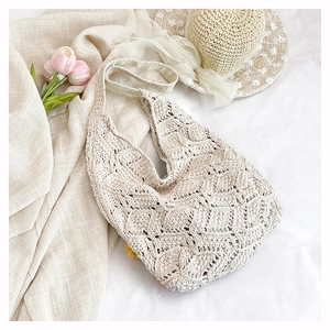 Détail du sac cabas en crochet beige clair avec motif de losanges ajourés bohèmes