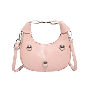 Sac hobo rose en demi-lune avec rivets argentés et bandoulière réglable moderne