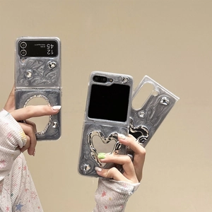 Dettaglio cover argento effetto metallo liquido con specchi a cuore e piccoli strass