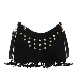 Sac bandoulière ethnique noir mat avec rivets dorés et détails de franges