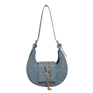 Sac hobo bleu-gris en forme de croissant avec logo S doré et glands métalliques