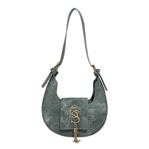 Bolso hobo de media luna en denim azul vintage con logo S dorado y borlas de metal