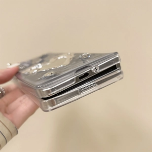 Dettaglio dei ritagli precisi per le porte su custodia PC per Z Flip Fold
