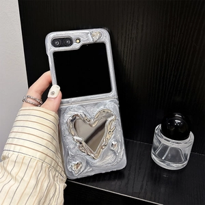 Dettaglio della custodia argento glitterata con specchio a cuore per Samsung Z Flip