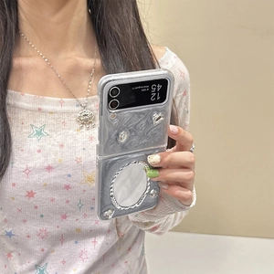 Dettaglio custodia marmo argento per Galaxy Z Flip con cuore di diamante e specchio trucco